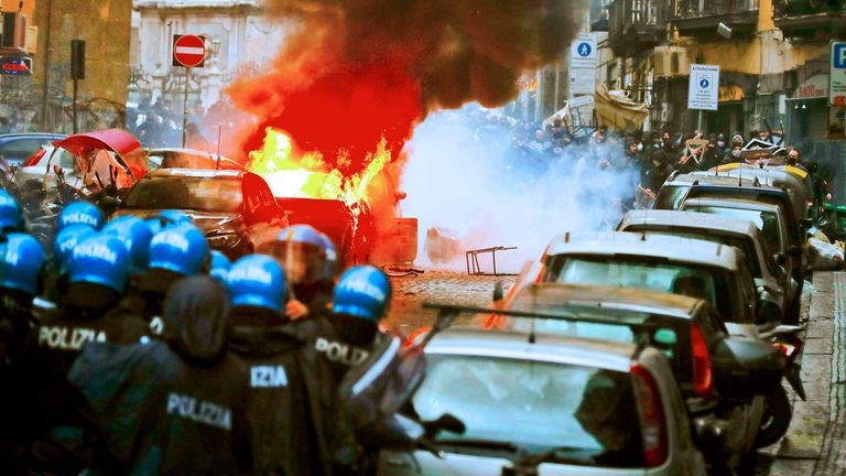 Beim Champions-League-Duell zwischen der SSC Neapel und Eintracht Frankfurt kam es zu Straßenschlachten.