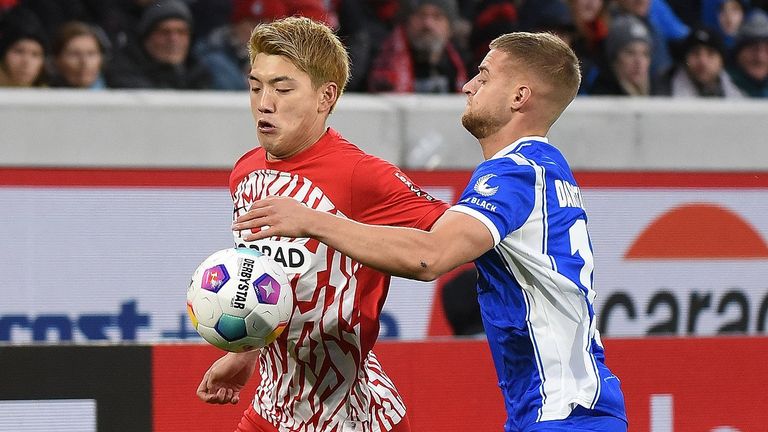 Freiburgs Ritsu Doan (l.) und Darmstadts Fabian Nürnberger im Kampf um den Ball.