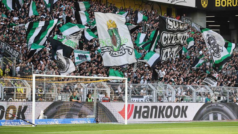 Ein Fan von Borussia Mönchengladbach ist lebensgefährlich verletzt worden.