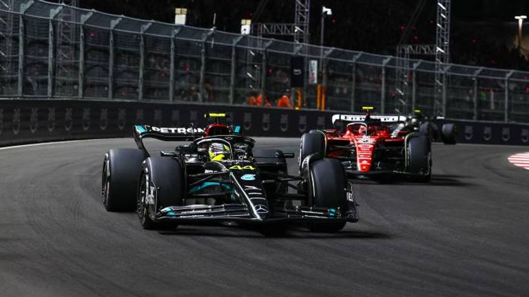 Lewis Hamilton und Mercedes (vorne) kämpfen noch um Platz zwei in der Team-Wertung gegen Carlos Sainz und Ferrari (hinten).