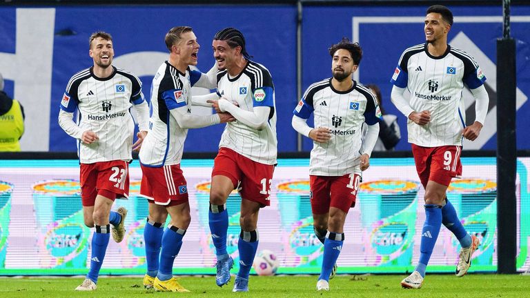 Die HSV-Spieler feiern den 1:0-Torschützen Guilherme Ramos (M).