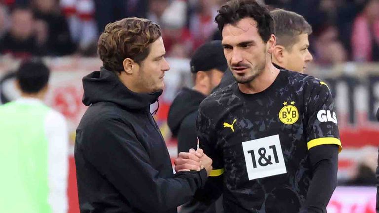 Mats Hummels muss gegen den VfB Stuttgart verletzt ausgewechselt werden.