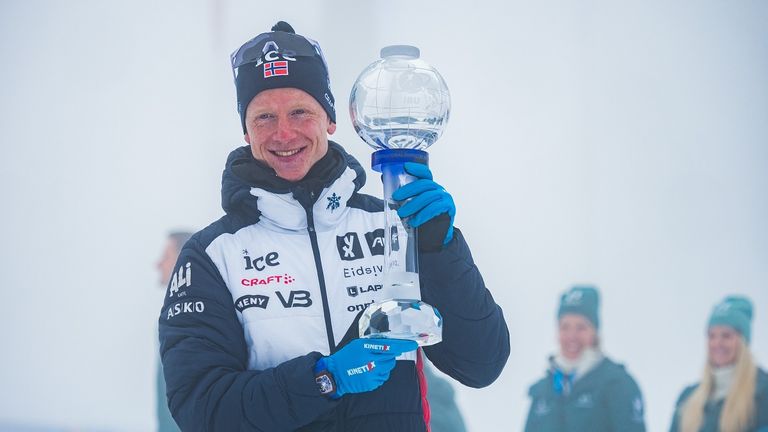 Der norwegische Biathlet Johannes Thingnes Bö hat bereits viermal den Gesamweltcup und damit die Große Kristallkugel gewonnen.
