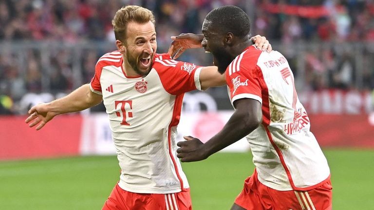 Bayerns Stürmerstar Harry Kane (l.) trifft und trifft und trifft.