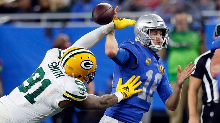 Packers-Linebacker Preston Smith (l.) verhindert einen Pass von Lions-Quarterback Jared Goff.