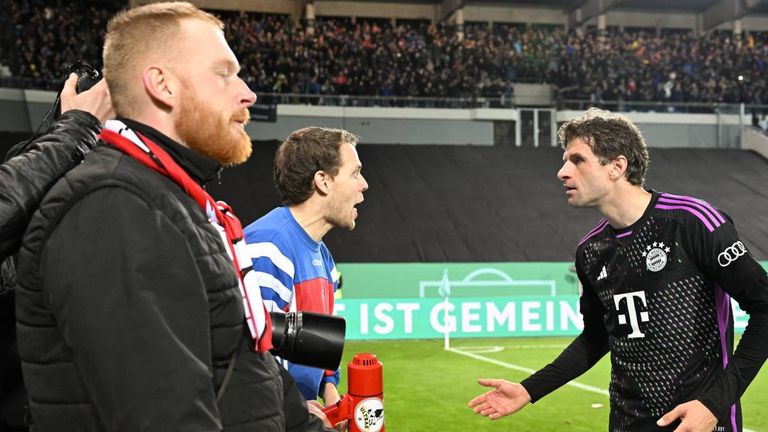 Thomas Müller diskutierte nach der Pokal-Blamage in Saarbrücken mit einigen Bayern-Fans.