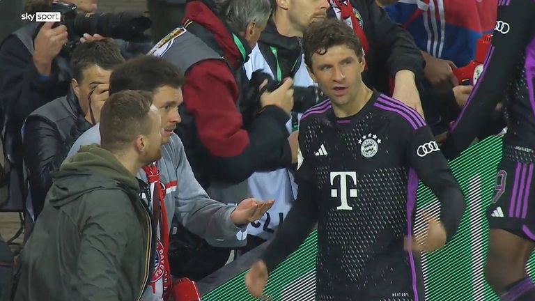 Thomas Müller diksutiert nach der Pokal-Blamage mit den Fans.