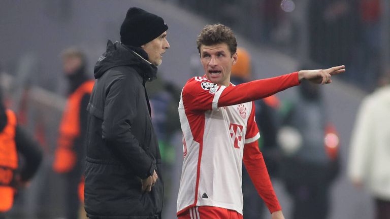Thomas Müller im Gespräch mit Trainer Thomas Tuchel (l.) während des CL-Spiels gegen Kopenhagen. 