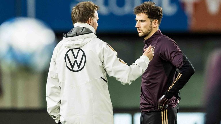Im Training vor dem Spiel in Österreich spricht Bundestrainer Julian Nagelsmann unter vier Augen mit Leon Goretzka.
