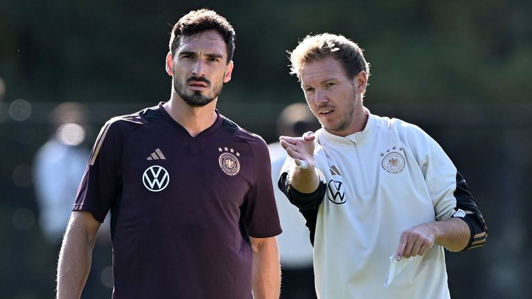 Bundestrainer Julian Nagelsmann (r.) gibt Verteidiger Mats Hummels im Training Anweisungen.