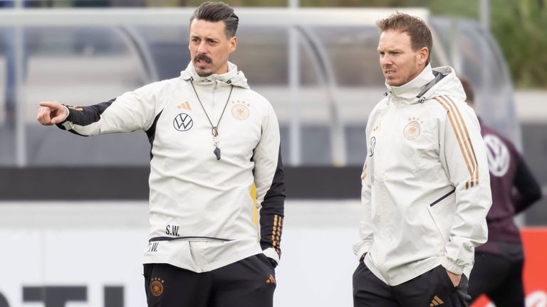 Keine Doku zur Heim-EM 2024: Bundestrainer Julian Nagelsmann (r.) und Co-Trainer Sandro Wagner können sich ohne Ablenkung auf das Sportliche konzentrieren. 