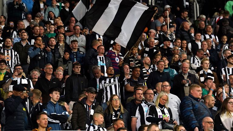 Newcastle-Fans wurden in Paris von PSG-Anhängern angegriffen.