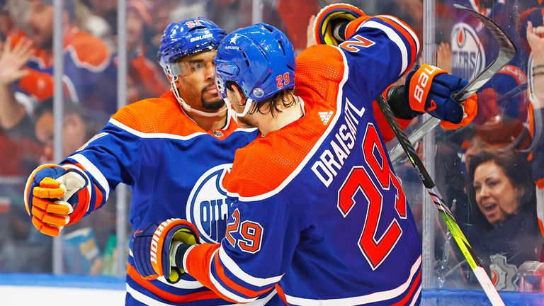 Leon Draisaitl (vorne) und die Edmonton Oilers feiern einen klaren Sieg in der NHL.