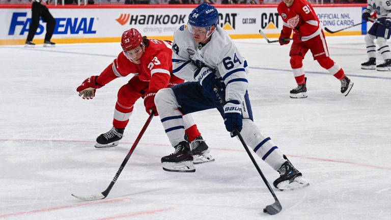 Moritz Seider (l.) kassiert mit den Detroit Red Wings eine Niederlage gegen die Toronto Maple Leafs.