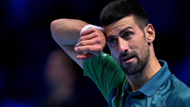 Novak Djokovic muss nach seiner Pleite gegen Jannik Sinner um den Halbfinaleinzug bei den ATP Finals zittern.