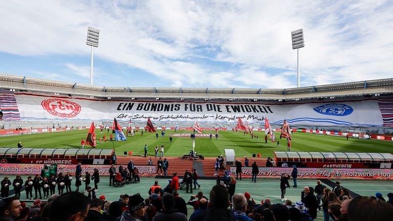 Der gemeinsame Fanschal als riesiges Banner im Stadion mit der Aufschrift "EIN BÜNDNIS FÜR DIE EWIGKEIT".