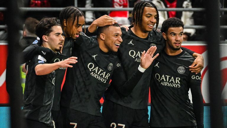 Kylian Mbappe (M) und seine Teamkollegen von Paris Saint-Germain freuen sich über einen der drei Tore gegen Stade Reims.