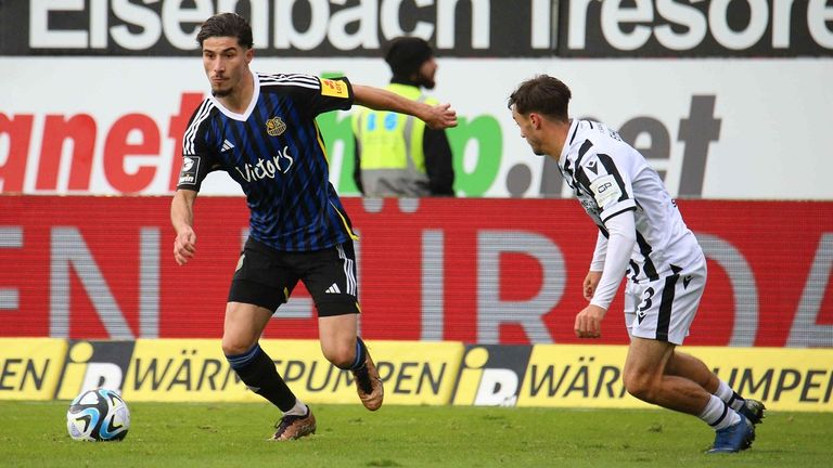 Amine Naifi vom 1. FC Saarbrücken (l.) im Zweikampf gegen Christoph Ehlich vom SV Sandhausen.