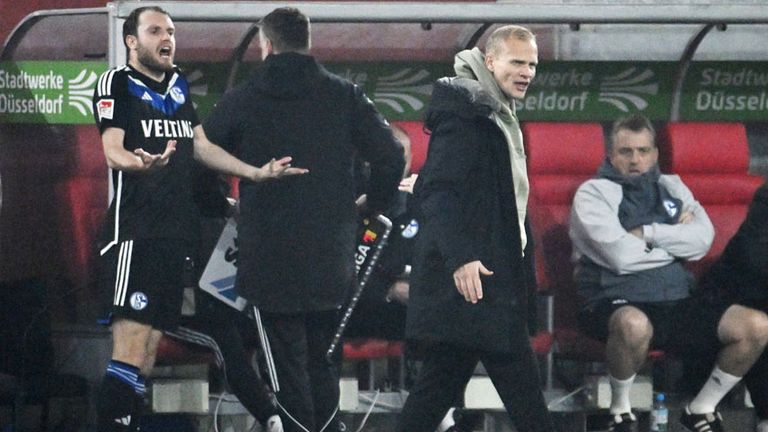 Schalke-Trainer Karel Geraerts und Spieler Thomas Ouwejan dürften über diese Szene im Nachgang noch sprechen.