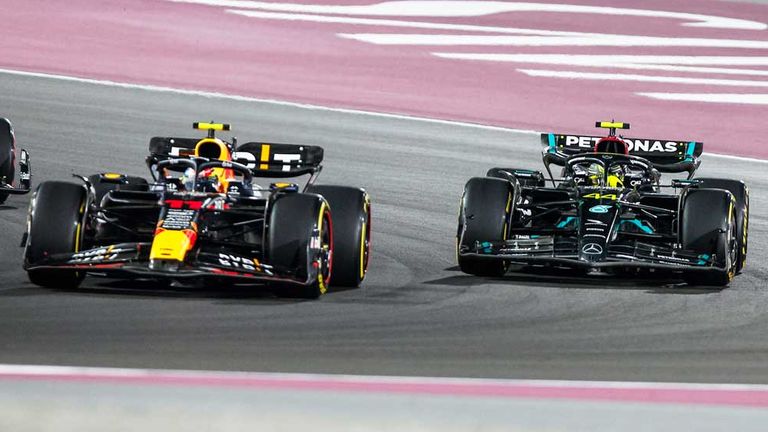 Sergio Perez (l.) und Lewis Hamilton kämpfen noch um die Vizemeisterschaft in der Formel 1.