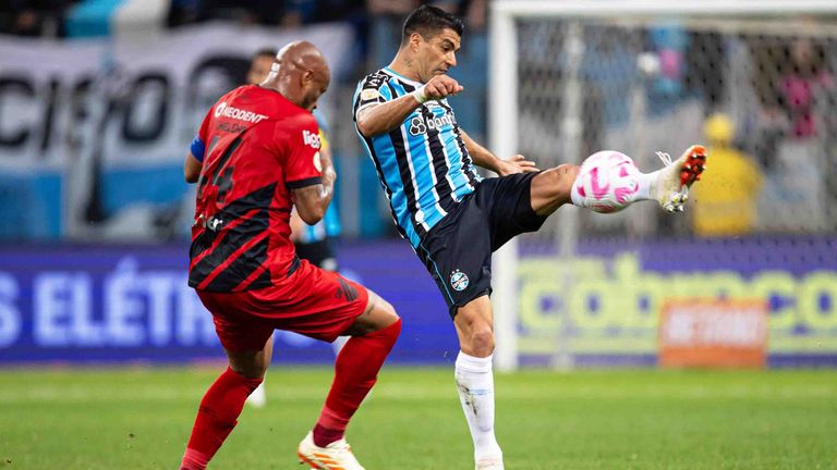 Luis Suarez (r.) erzielt beim Sieg gegen Botafogo FR einen Hattrick.