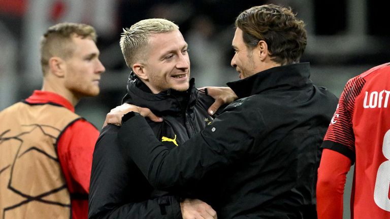 BVB-Trainer Edin Terzic (r.) hat Marco Reus (l.) und Nico Schlotterbeck gegen Milan vorzeitig ausgewechselt. 