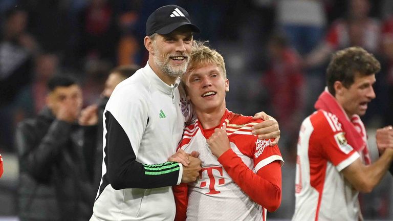 Trainer Thomas gibt Frans Krätzig Chancen sich beim FC Bayern zu entwickeln.