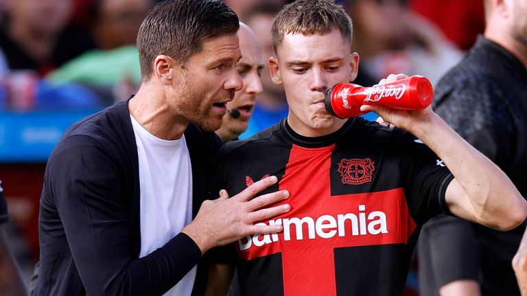 Florian Wirtz (re.) spricht über seine Zukunft und Trainer Xabi Alonso.