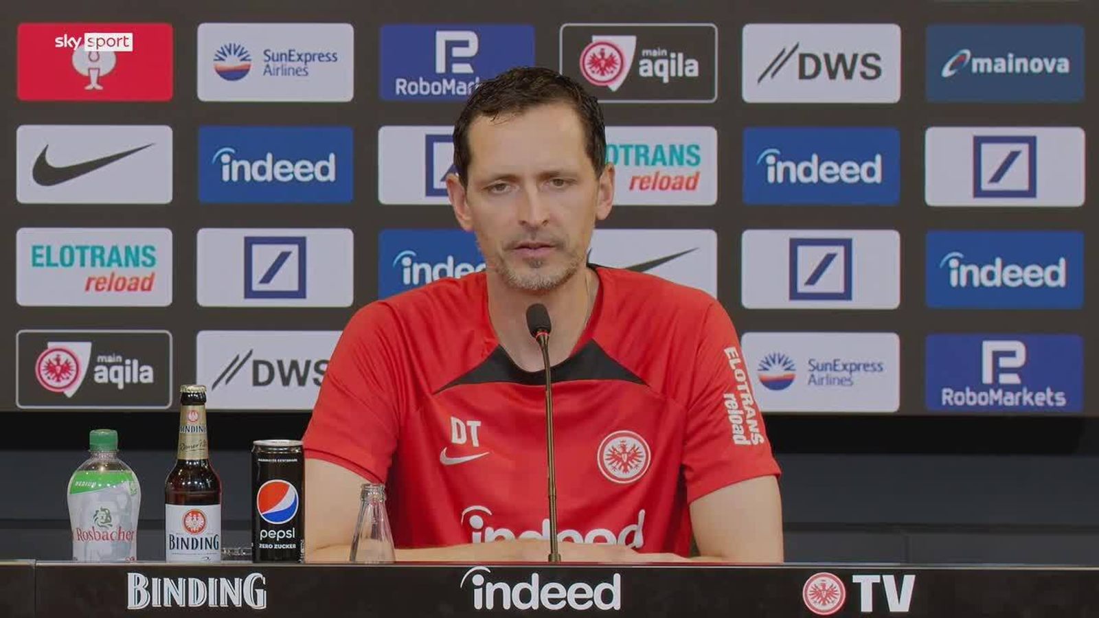 Frankfurt Coach Toppmöller glücklich über seine bisherige Zeit bei der
