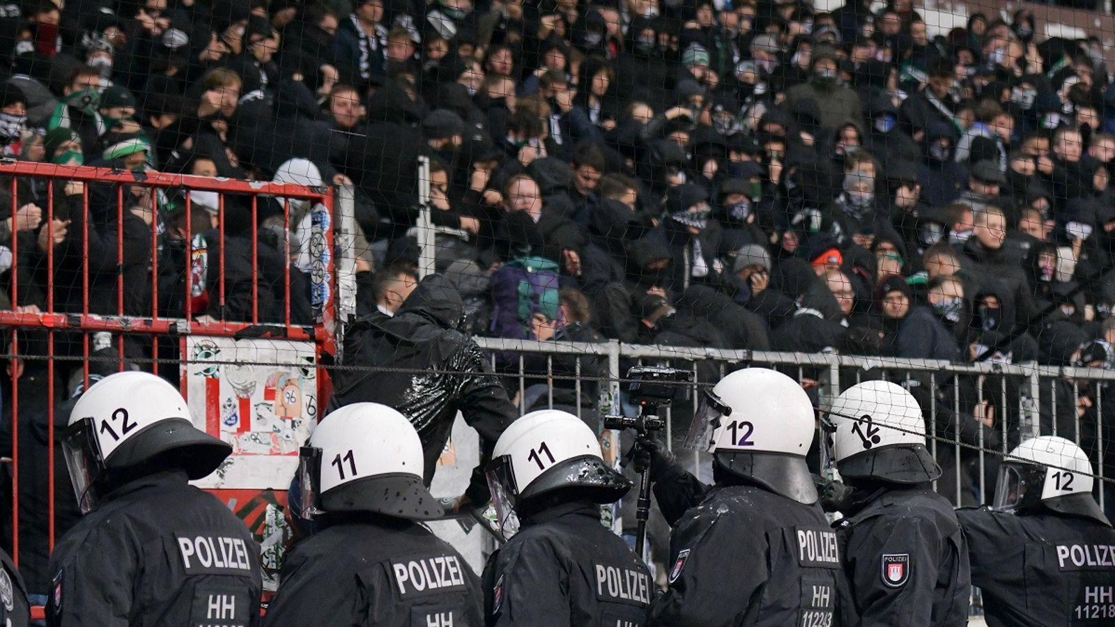 Fan-Ausschreitungen Und Gewalt In Den Stadien Nehmen Immer Weiter Zu ...