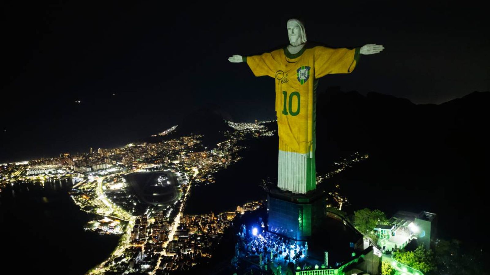 Christusstatue in Rio de Janeiro mit Trikot von Pele beleuchtet Fußball News Sky Sport