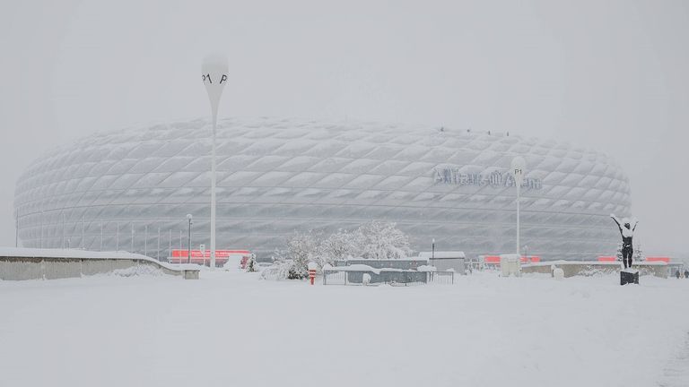 Nach heftigen Schneefällen musste das Bundesligaspiel zwischen Bayern München und Union Berlin abgesagt werden.