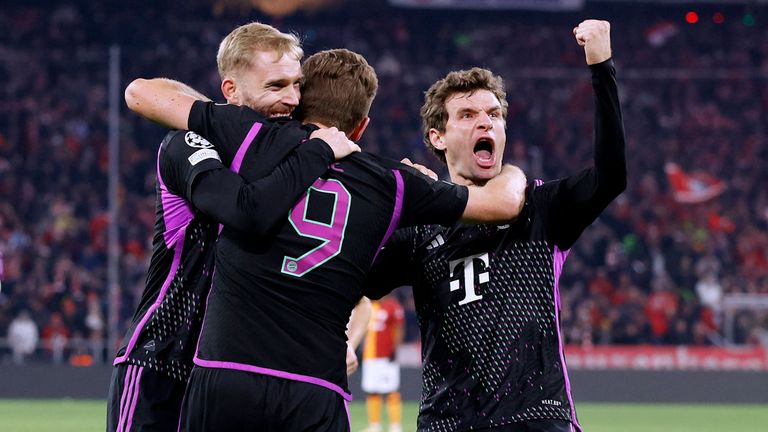 Der FC Bayern um Thomas Müller (r.) trifft im Champions-League-Achtelfinal auf Lazio Rom.