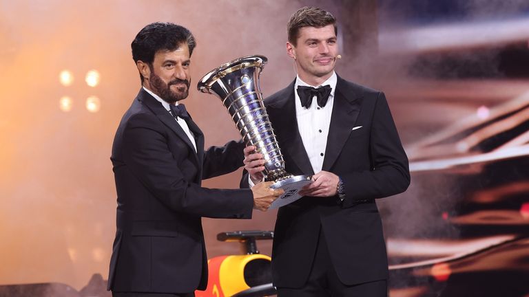 WELTMEISTER: Endlich das Objekt der Begierde in der Hand. FIA-Präsident Mohammed bin Sulayem übergibt Max Verstappen den Weltmeister-Pokal.