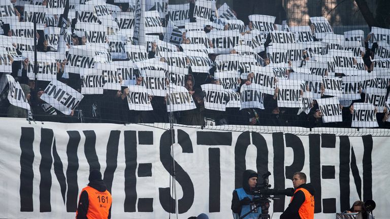 Die Fans in den Bundesliga-Stadien planen am Wochenende  einen flächendeckenden Protest gegen den anvisierten Investoren-Einstieg bei der DFL.