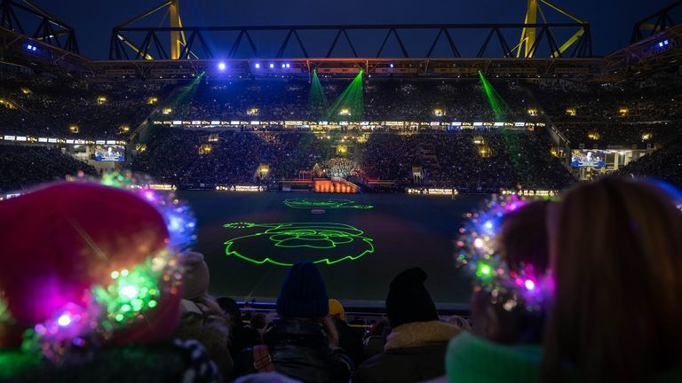 Traditionell zum Jahresende erstrahlt der Signal Iduna Park für das Weihnachtssingen des BVB in festlichem Glanz.