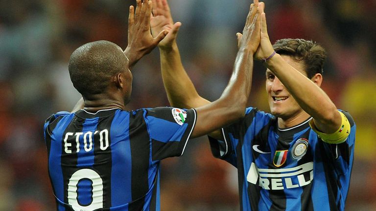 Samuel Eto&#39;o und Javier Zanetti gewannen 2010 gemeinsam das historische Triple mit Inter Mailand.