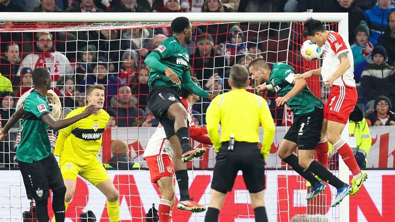 Bayerns Min-jae Kim (r.) köpft gegen den VfB Stuttgart ein - doch der Treffer findet keine Anerkennung.