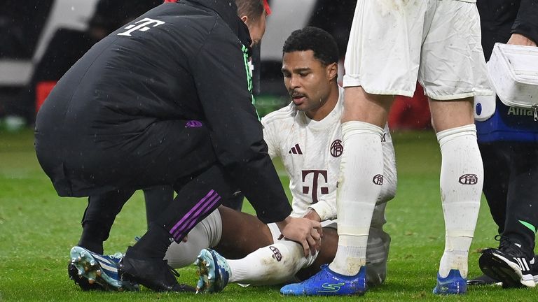 Serge Gnabry verletzt sich beim Bayern-Debakel in Frankfurt.