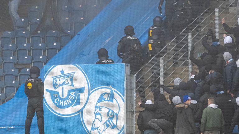 Das Spiel zwischen Hansa Rostock und Schalke 04 musste nach Ausschreitungen unterbrochen werden.
