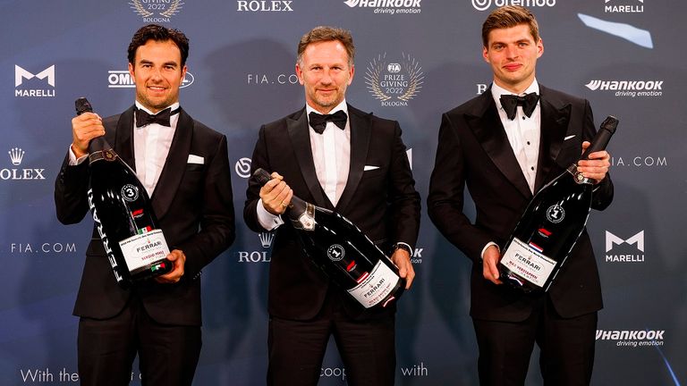 Einfach unschlagbar: Der Weltmeister (Max Verstappen, der Zweitplatzierte (Sergio Perez) und der Teamchef des Konstrukteursweltmeisters (Christian Horner) hatten 2023 viele Gründe um anzustoßen.