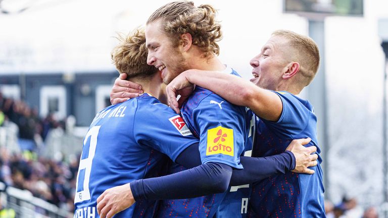 Holstein Kiel feiert einen deutlichen Sieg gegen Wehen Wiesbaden. 