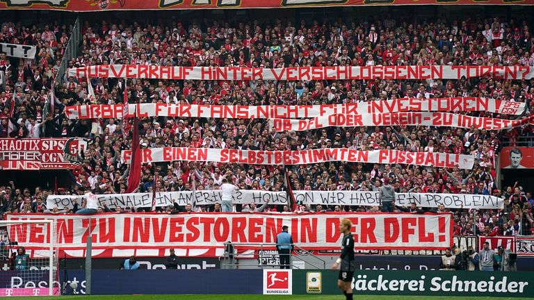 Die Kölner Fans bringen ihre Kritik mit mehreren Bannern zum Ausdruck. 