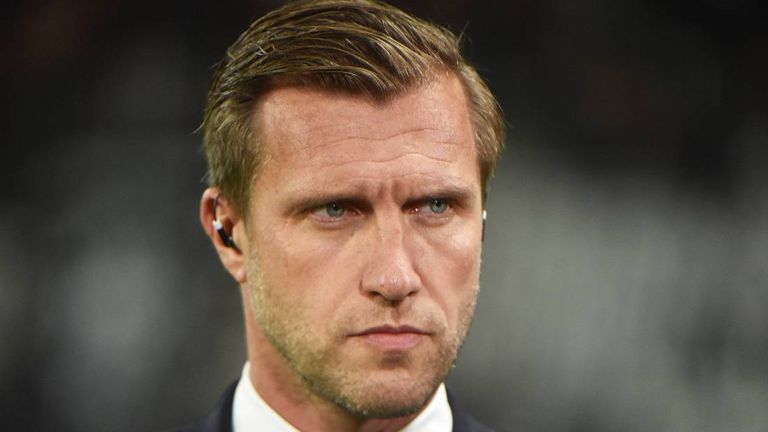 Markus Krösche hat die Eintracht-Profis nach der Pokal-Pleite gegen Saarbrücken kritisiert.
