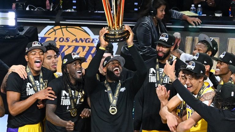 LeBron James stemmt den NBA Cup im Kreise seiner Lakers-Teamkollegen in die Höhe.