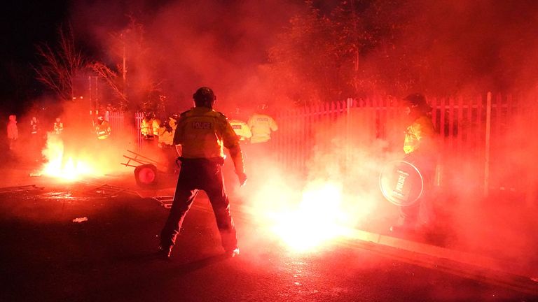 Anhänger von Legia Warschau geraten im Vorfeld des Conference-League-Spiels bei Aston Villa mit der englischen Polizei aneinander.