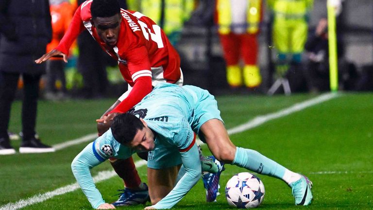 Royal Antwerpen besiegt den FC Barcelona um Stürmerstar Robert Lewandowski (v.).