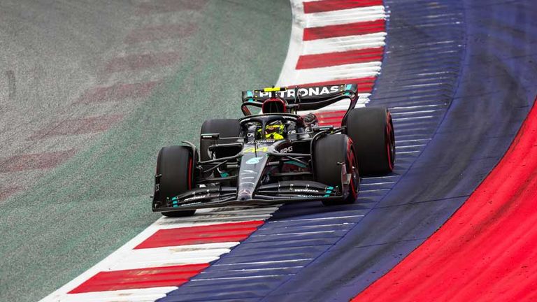 Lewis Hamilton (Mercedes) ist in Spielberg mit allen vier Reifen neben der weißen Linie.