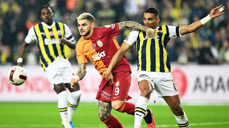Galatasaray-Stürmer Mauro Icardi (m.) musste im Istanbuler Derby gegen Fenerbahce viel einstecken.