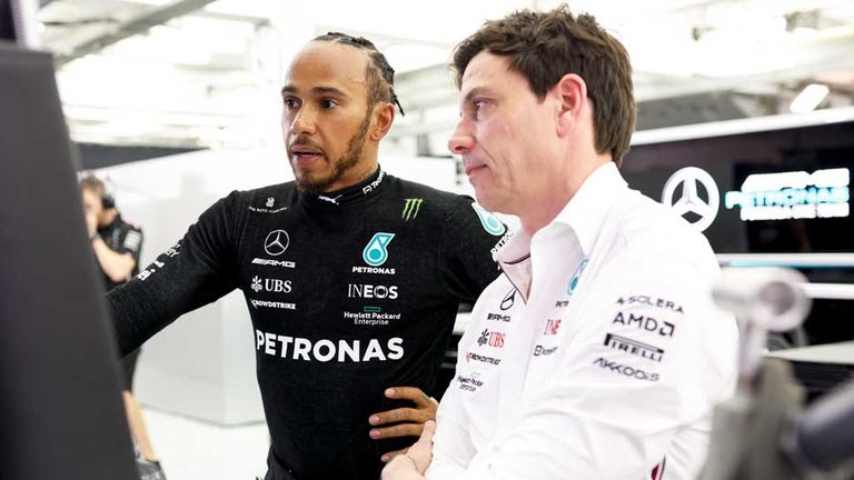 Lewis Hamilton (l.) und Mercedes-Teamchef Toto Wolff arbeiten seit 2013 zusammen.